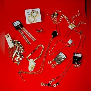 Lot of gold coloured costume jewelry. Lot number 61.